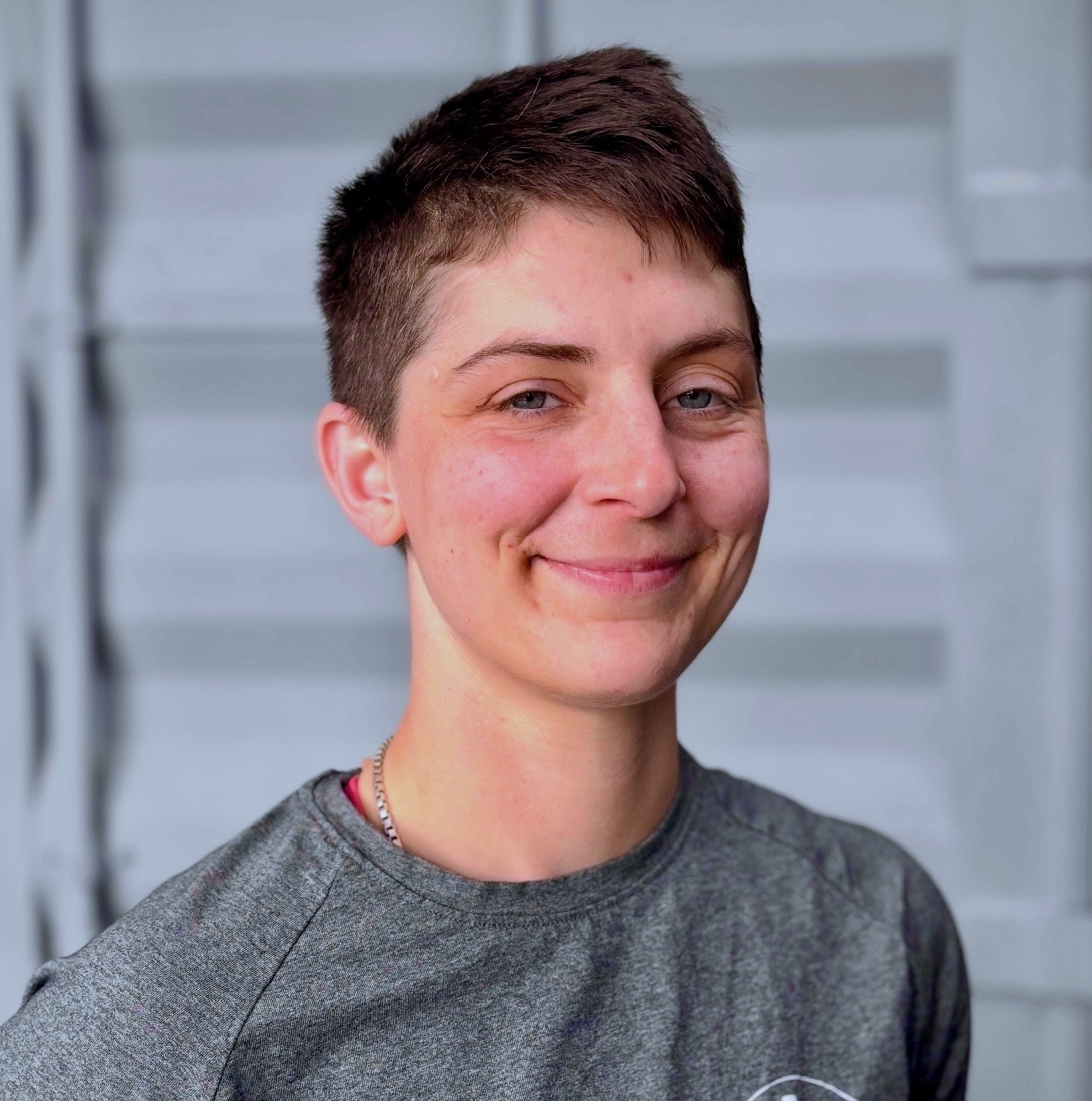 Trainer Shanda in a gray Innovative Health shirt